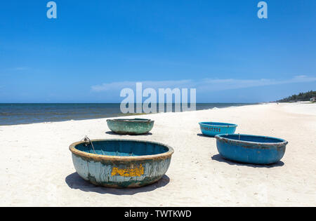 Vietnamesische Angelboote/Fischerboote in Mui Ne Strand. Stockfoto