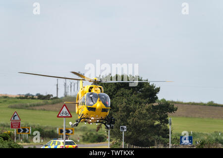 B 9040 Hopeman, Muränen, UK. 23. Juni 2019. UK. Dies ist der Air Ambulance auf der B9040 Straße bei Hopeman Golfplatz re folgende Aussage vor der Polizei. Polizei Schottland Wunsch einer Straßensperre auf der B9040 zwischen Hopeman und Lossiemouth zu beraten, durch eine Straße Verkehrsbehinderungen. Die Straße wird bis auf Weiteres geschlossen. Notdienste sind auf Szene. Credit: JASPERIMAGE/Alamy leben Nachrichten Stockfoto