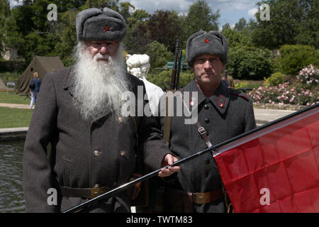 Edenbridge, Kent, Großbritannien - zwei Männer, ein bärtiger Partisanen und ein russischer Soldat bis Re-enactment für die Home Front Festival 2019 gekleidet Stockfoto