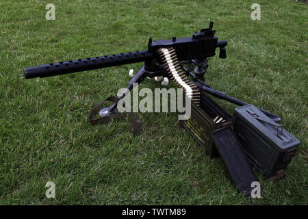 M 1919 Browning machine gun mit Munition auf Anzeige an militärischen reenactment Event mit Gras Hintergrund Stockfoto