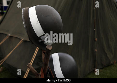 WW2 Helm der 506th Parachute Infantry Regiment der amerikanischen Luftlandedivision ruht auf der Pole. Tic bei 6 o'clock. Stockfoto