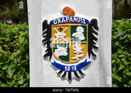 Oxapampa, Peru - Dec 31, 2018: Die oxapampa Wappen malte auf einen Laternenpfahl in der Plaza de Armas Stockfoto