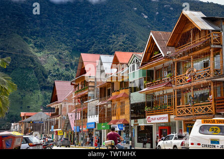 Oxapampa, Peru: Dec 31, 2018: Alpine Gebäude in der peruanischen Stadt Oxapampa Stockfoto