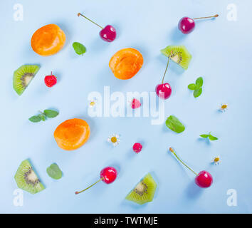 Bunte Muster aus Früchten, Minze, Kirsche und Beeren Erdbeeren. Flach. Ansicht von oben. Stockfoto