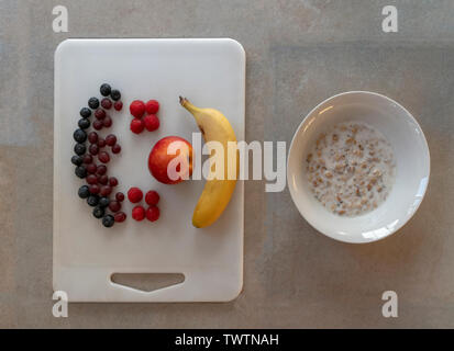 Gesunde Energie verpackt Frühstück der Hafer Müsli und frisches Obst. Stockfoto