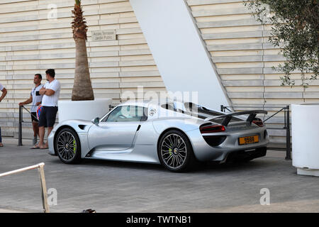 Monte Carlo, Monaco - Juni 20, 2019: Porsche 918 Spyder Hybrid Supercar (Seitenansicht) auf dem Port Hercules in Monaco an der Französischen Riviera, Europ geparkt Stockfoto