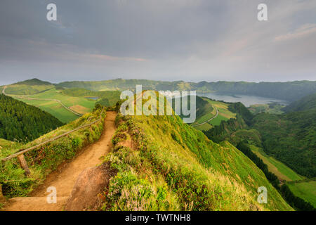 Azoren Panoramablick über Landschaft, wunderschönen Insel von Portugal. Schönen Lagunen in vulkanischen Krater und grüne Felder. Touristische attra Stockfoto