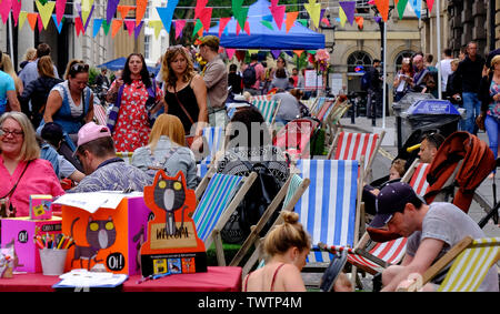 Bristol, UK. 23. Juni 2019. Mais Street und kleinen Straße im Zentrum von Bristol haben für den Verkehr heute geschlossen, so dass die Stände können sich für ein Straßenfest eingestellt werden. Die Veranstaltung wird von der Bristol City Centre Angebot organisiert und Highlights in der Region rund um St. Nikolaus Markt. Menschen aller Altersgruppen waren für Musik, Essen und Straßenkünstlern. Credit: Herr Standfast/Alamy leben Nachrichten Stockfoto