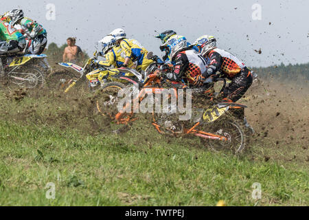 BREZOVA NAD SVITAVOU, TSCHECHISCHE REPUBLIK - 15. JUNI 2019: Seitenansicht des Qualifizierung Ausbildung start Der sidecarcross Rennen in der internationalen Meisterschaft von Stockfoto