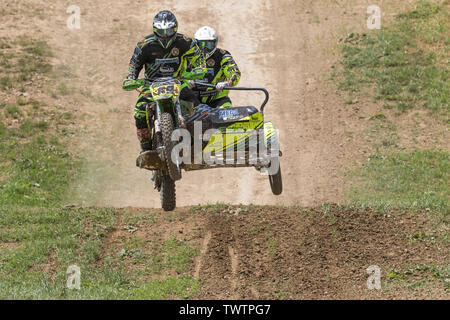 BREZOVA NAD SVITAVOU, TSCHECHISCHE REPUBLIK - 15. JUNI 2019: Vorderansicht von beiwagen in der internationalen Meisterschaft der Tschechischen Republik springen in Sidecarcross i Stockfoto