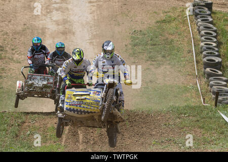 BREZOVA NAD SVITAVOU, TSCHECHISCHE REPUBLIK - 15. JUNI 2019: Duell von zwei beiwagen Crew in der internationalen Meisterschaft der Tschechischen Republik in Sidecarcross 2019 i Stockfoto