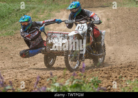 BREZOVA NAD SVITAVOU, TSCHECHISCHE REPUBLIK - 15. JUNI 2019: Beiwagen in der Nahaufnahme in der internationalen Meisterschaft der Tschechischen Republik in Sidecarcross 201 Stockfoto