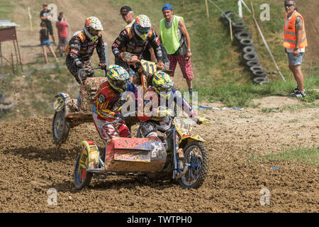 BREZOVA NAD SVITAVOU, TSCHECHISCHE REPUBLIK - 15. JUNI 2019: zwei beiwagen Springen in der internationalen Meisterschaft der Tschechischen Republik in Sidecarcross 2019 in Stockfoto