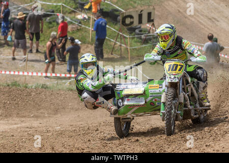 BREZOVA NAD SVITAVOU, TSCHECHISCHE REPUBLIK - 15. JUNI 2019: Vorderansicht von beiwagen wiederum in der internationalen Meisterschaft der Tschechischen Republik in Sidecarcross i Stockfoto