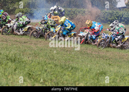 BREZOVA NAD SVITAVOU, TSCHECHISCHE REPUBLIK - 15. JUNI 2019: Qualifikation Ausbildung Start in Internationale Meisterschaft der Tschechischen Republik in Sidecarcross in Stockfoto