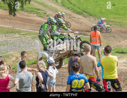 BREZOVA NAD SVITAVOU, TSCHECHISCHE REPUBLIK - 15. JUNI 2019: Beiwagen springen vor ständigen Zuschauern in internationalen Meisterschaft der Tschechischen Repu Stockfoto