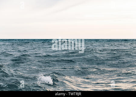 Dark Blue sea water background, blau im Schwarzen Meer, Natur Hintergrund Stockfoto
