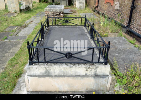 Grab des 18. Jahrhunderts Künstler Thomas Gainsborough im Kirchhof der St. Anna Kirche, Kew, London, England Stockfoto