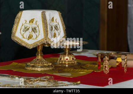 Die heilige Eucharistie in der orthodoxen Kirche: vorbereitet für die Heiligung Stück Brot auf patene und Wein im Kelch am Heiligen Stuhl, während orthodoxe litur Stockfoto