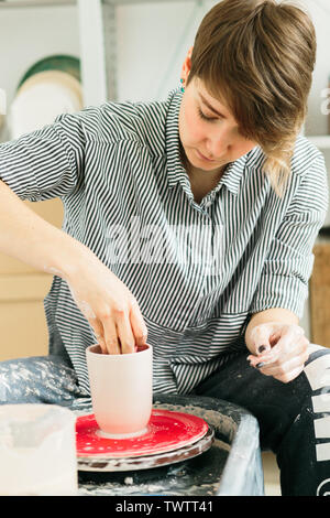 Frauen arbeiten am Rad des Töpfers. Händen formt eine Schale von Clay Pot. Workshop zur Modellierung auf das Rad des Töpfers. Stockfoto