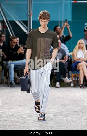 Paris, Frankreich. 22. Juni, 2019. Ein model präsentiert eine Kreation von Hermes Frühjahr/Sommer 2020 Sammlungen in Paris, Frankreich, 22. Juni 2019. Credit: Piero Biasion/Xinhua/Alamy leben Nachrichten Stockfoto