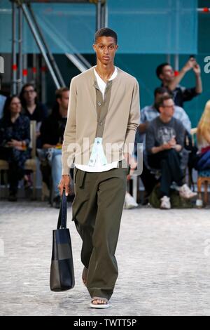 Paris, Frankreich. 22. Juni, 2019. Ein model präsentiert eine Kreation von Hermes Frühjahr/Sommer 2020 Sammlungen in Paris, Frankreich, 22. Juni 2019. Credit: Piero Biasion/Xinhua/Alamy leben Nachrichten Stockfoto