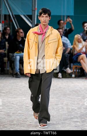 Paris, Frankreich. 22. Juni, 2019. Ein model präsentiert eine Kreation von Hermes Frühjahr/Sommer 2020 Sammlungen in Paris, Frankreich, 22. Juni 2019. Credit: Piero Biasion/Xinhua/Alamy leben Nachrichten Stockfoto