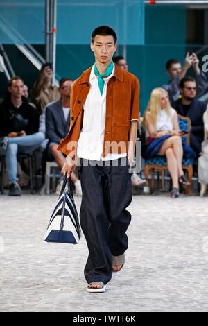 Paris, Frankreich. 22. Juni, 2019. Ein model präsentiert eine Kreation von Hermes Frühjahr/Sommer 2020 Sammlungen in Paris, Frankreich, 22. Juni 2019. Credit: Piero Biasion/Xinhua/Alamy leben Nachrichten Stockfoto