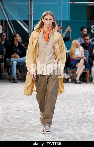 Paris, Frankreich. 22. Juni, 2019. Ein model präsentiert eine Kreation von Hermes Frühjahr/Sommer 2020 Sammlungen in Paris, Frankreich, 22. Juni 2019. Credit: Piero Biasion/Xinhua/Alamy leben Nachrichten Stockfoto