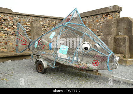 Große Fische geformte Mülleimer in Howth Hafen in Dublin, Irland. Verwendet die Botschaft nicht verschmutzen das Meer zu fördern. Stockfoto