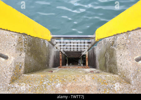 Blick hinunter eine Leiter auf der Hafenmauer Stockfoto