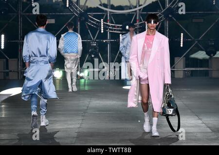 Paris, Frankreich. Juni, 2019 21. Modelle Kreationen von Balmain Frühjahr/Sommer 2020 Sammlungen in Paris, Frankreich, 21. Juni 2019. Credit: Piero Biasion/Xinhua/Alamy leben Nachrichten Stockfoto