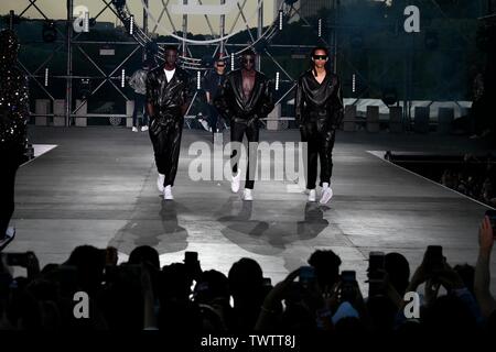 Paris, Frankreich. Juni, 2019 21. Modelle Kreationen von Balmain Frühjahr/Sommer 2020 Sammlungen in Paris, Frankreich, 21. Juni 2019. Credit: Piero Biasion/Xinhua/Alamy leben Nachrichten Stockfoto