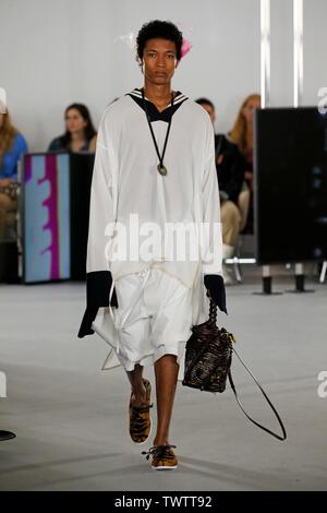 Paris, Frankreich. 22. Juni, 2019. Ein model präsentiert eine Kreation der Loewe Frühjahr/Sommer 2020 Sammlungen in Paris, Frankreich, 22. Juni 2019. Credit: Piero Biasion/Xinhua/Alamy leben Nachrichten Stockfoto