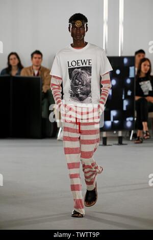 Paris, Frankreich. 22. Juni, 2019. Ein model präsentiert eine Kreation der Loewe Frühjahr/Sommer 2020 Sammlungen in Paris, Frankreich, 22. Juni 2019. Credit: Piero Biasion/Xinhua/Alamy leben Nachrichten Stockfoto