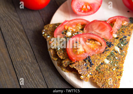 Sandwich von dehydriert raw vegan trockenem Brot und Tomaten auf Küche Board auf Holztisch mit kopieren. Gesunde Ernährung von rustikalen Rezept. Ansicht von oben. Stockfoto