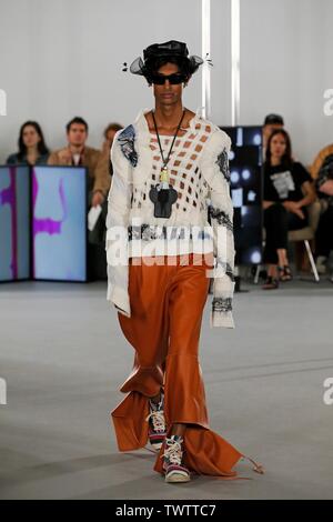 Paris, Frankreich. 22. Juni, 2019. Ein model präsentiert eine Kreation der Loewe Frühjahr/Sommer 2020 Sammlungen in Paris, Frankreich, 22. Juni 2019. Credit: Piero Biasion/Xinhua/Alamy leben Nachrichten Stockfoto