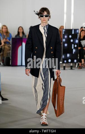 Paris, Frankreich. 22. Juni, 2019. Ein model präsentiert eine Kreation der Loewe Frühjahr/Sommer 2020 Sammlungen in Paris, Frankreich, 22. Juni 2019. Credit: Piero Biasion/Xinhua/Alamy leben Nachrichten Stockfoto