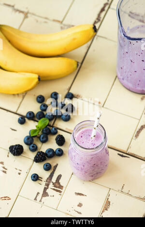 Lecker Heidelbeere Smoothie in der Flasche auf strukturierte Holz- Hintergrund. Ansicht von oben Stockfoto