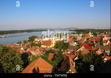 Panoramablick von der Gardos Hill in Zemun mit St. Nicholas Kirche, Belgrad, Serbien. Stockfoto