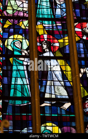 München, Deutschland - 25 November 2018: die alten Glasfenster auf einem religiösen Thema in der Kathedrale der Jungfrau Maria in München Deutschland Stockfoto