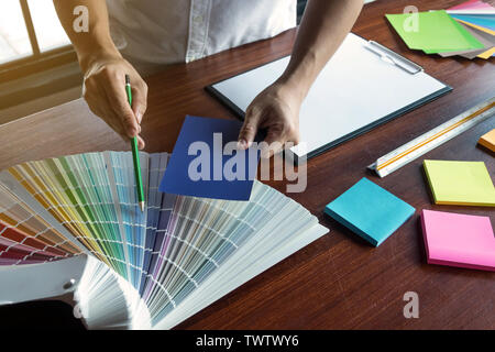 Grafik Designer wählen Sie Farben aus der Farbkarte Bands proben für Design. Designer grafische Kreativität arbeiten Konzept. Stockfoto