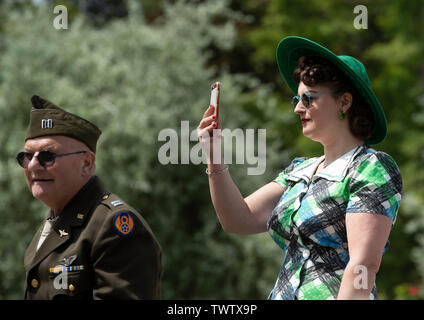 Menschen in vintage Kostüm an der Harrogate 1940 Festival. Stockfoto