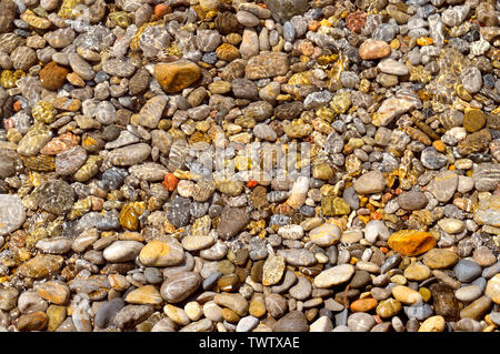 Kieselsteine unter Wasser am Strand von Gouves auf Kreta die größte und bevölkerungsreichste der griechischen Inseln Stockfoto