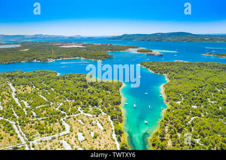 Kroatische Adriaküste, schöne Landschaft in Sibenik Kanal, alte Landwirtschaft Felder und Turquoise Bay mit Yachten und Boote, Luftaufnahme Stockfoto