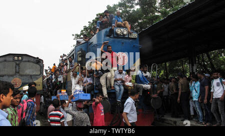 2019 Bangladeshihomebound peopletrytoclimbontheroofofanovercrowded trainasthey Head t thei hometownsahead der muslimischen holidayofEid. © Nazmulislam/Alamy Stockfoto