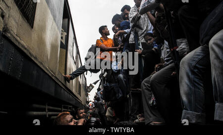 2019 Bangladeshihomebound peopletrytoclimbontheroofofanovercrowded trainasthey Head t thei hometownsahead der muslimischen holidayofEid. © Nazmulislam/Alamy Stockfoto