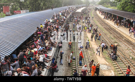 2019 Bangladeshihomebound peopletrytoclimbontheroofofanovercrowded trainasthey Head t thei hometownsahead der muslimischen holidayofEid. © Nazmulislam/Alamy Stockfoto