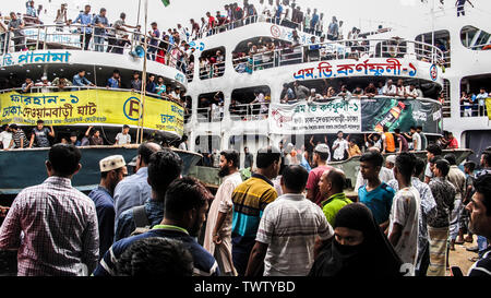 Eid Journey Life Risk,01jun 2019Dhaka, Bangladesch, Leute nehmen an der Einführung für das bevorstehende religiöse Festival Eid ul fitr im Sadarghat Terminal Banglades Teil Stockfoto