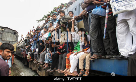 2019 Bangladeshihomebound peopletrytoclimbontheroofofanovercrowded trainasthey Head t thei hometownsahead der muslimischen holidayofEid. © Nazmulislam/Alamy Stockfoto